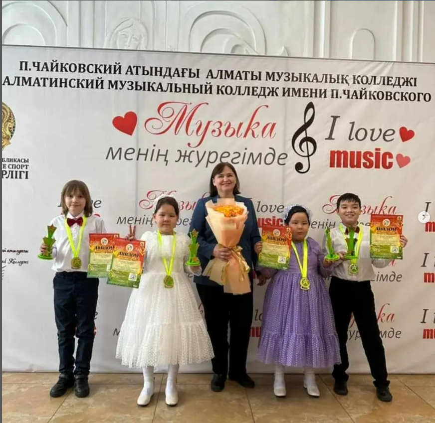 Спешим поделиться радостной новостью. Выступали сегодня на Республиканском конкурсе вокалистов «Жарқын Жол» в музыкальном колледже им.П.И.Чайковского.