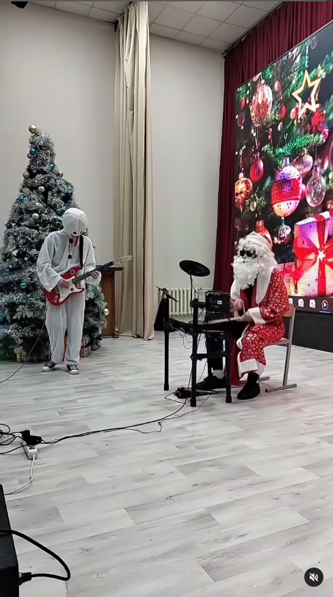 С Новым годом! Школа -гимназия 94 поздравляет всех.
